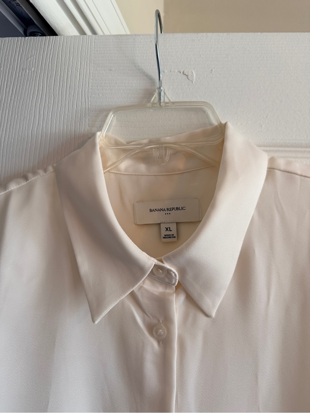 Banana Republic Ivory Sleeveless Button Down Blouse XL